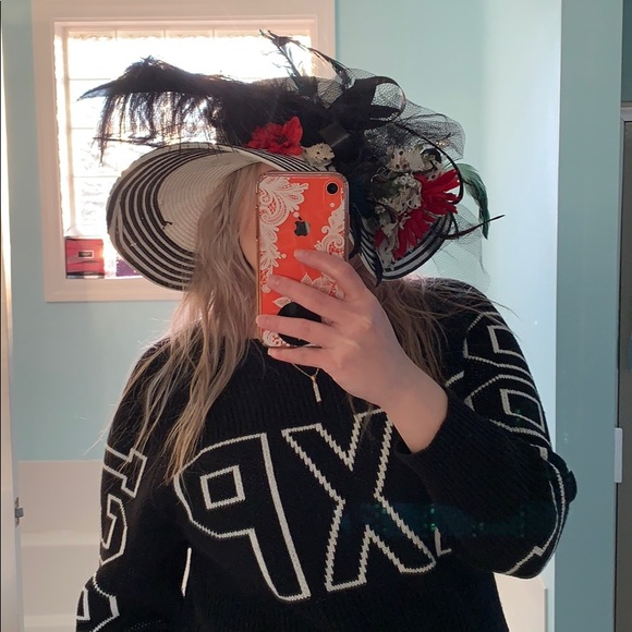 White and Red Custom Derby Hat, Beach, Photography - Picture 5 of 6